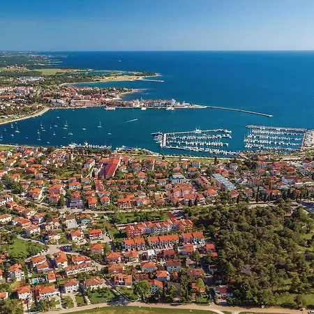 Stunning In Semesterbostad Kaštel